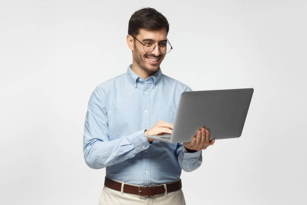 웹 콘텐츠 공유 서, 노트북을 들고 행복 한 미소와 함께 미디어를 보고 젊은 사업가의 초상화 - businessman isolated laptop men 뉴스 사진 이미지
