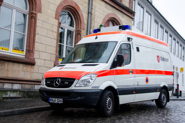 voiture de malteser. malteser international est un organisme d’aide non gouvernementales internationales d’aide humanitaire de l’ordre militaire souverain de malte. - ambulance healthcare and medicine germany car photos et images de collection