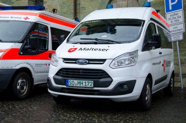 voiture de malteser. malteser international est un organisme d’aide non gouvernementales internationales d’aide humanitaire de l’ordre militaire souverain de malte. - ambulance healthcare and medicine germany car photos et images de collection