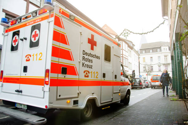 voiture ambulance croix rouge allemande (allemand : deutsches rotes kreuz) - ambulance healthcare and medicine germany car photos et images de collection