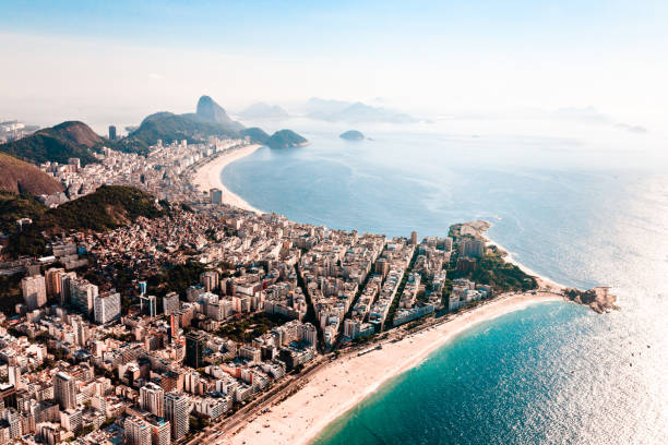 вид с воздуха на рио-де- - rio de janeiro copacabana beach ipanema beach brazil стоковые фото и изображения