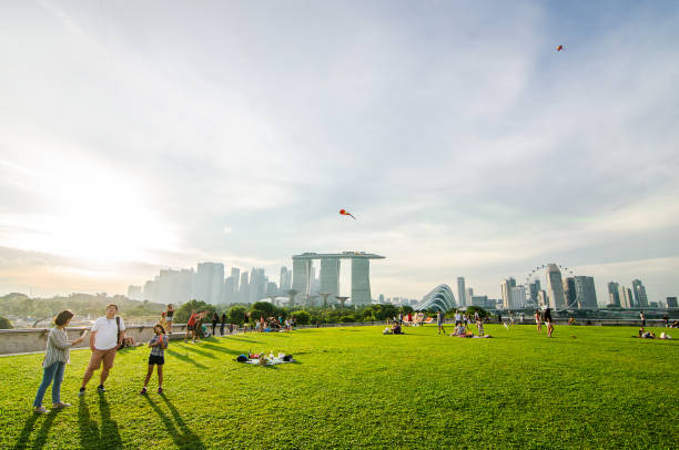 singapore - 25 novembre 2018:vista dall'alto del tetto della diga di marina la sera. marina barrage è un luogo di svago, che si rivela particolarmente popolare per picnic e kite flying. - singapore city foto e immagini stock