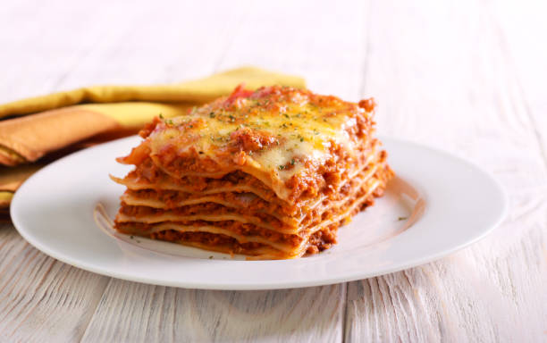 Trozo de lasagna en placa - foto de stock