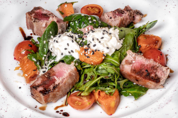 salada de vegetais com fatias de vitela. - veal medallion beef gourmet - fotografias e filmes do acervo