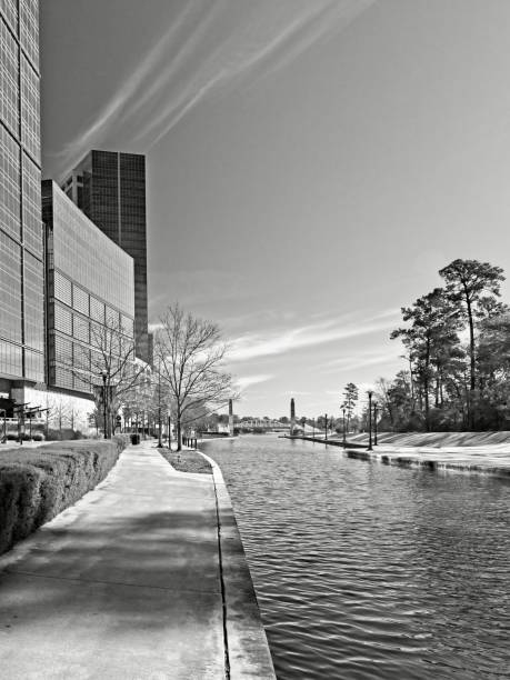 建物の水路に沿って反射ザ ウッドランズ テキサス 5 b&w - southwest usa built structure office building exterior ストックフォトと画像