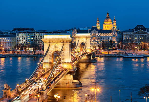 abend-schuss von budapest széchenyi kettenbrücke, ungarn - chain bridge budapest night bridge stock-fotos und bilder