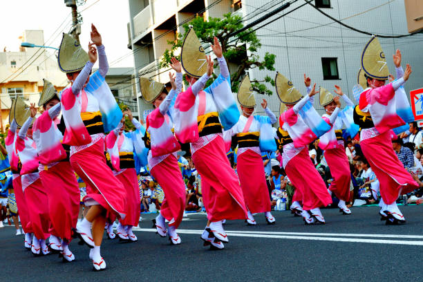 festival de danza awa de koenji, tokio - number of people traditional culture outdoors audience fotografías e imágenes de stock