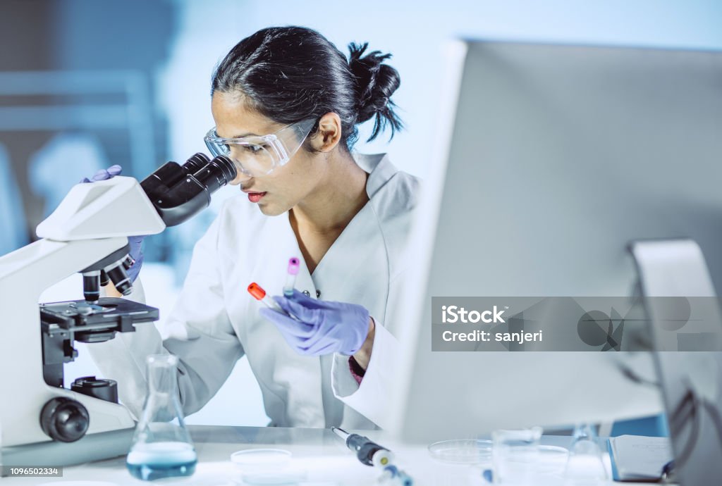 Masculina cientista trabalhando no laboratório - Foto de stock de Laboratório royalty-free