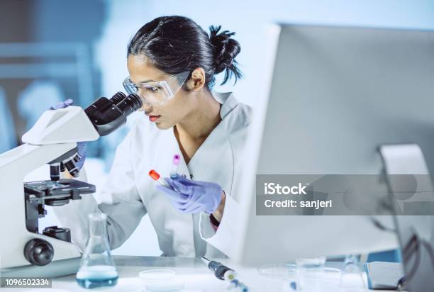 Foto de Masculina Cientista Trabalhando No Laboratório e mais fotos de stock de Laboratório - Laboratório, Pesquisa, Saúde e Medicina