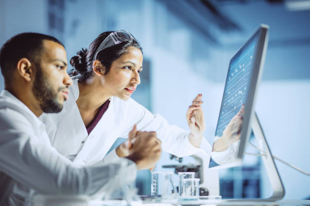 ученые, работающие в лаборатории - laboratory equipment biology biotechnology chemical стоковые фото и изображения