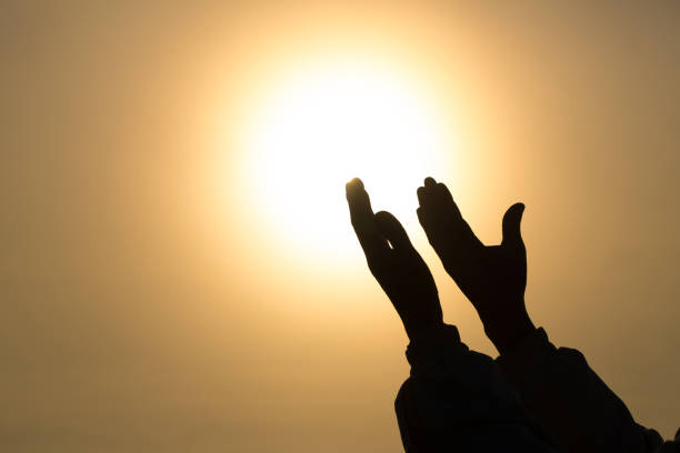 manos de mujer cristiana, orando a dios mujer orar a dios la bendición para que tengan una vida mejor. pidiendo perdón y creen en la bondad. - female meditating human hand christianity fotografías e imágenes de stock