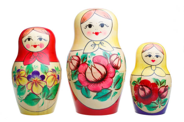 tre bambole russe babushka matryoshka isolate su sfondo bianco - isolated on white craft traditional culture russian culture foto e immagini stock