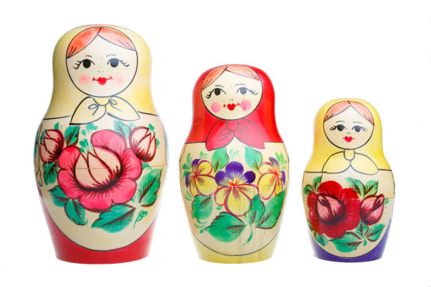 tre bambole russe su sfondo bianco - isolated on white craft traditional culture russian culture foto e immagini stock