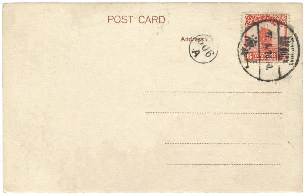 vintage tarjeta postal enviada desde shanghai, china en la década de 1920, un muy buen fondo para cualquier uso de las comunicaciones postales históricas. - 1920s style postcard old paper fotografías e imágenes de stock