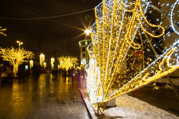 (neujahr) weihnachtsdekoration in moskau (nachts), russland. lubyanskaya (lubjanka) platz. - architecture international landmark famous place decoration stock-fotos und bilder