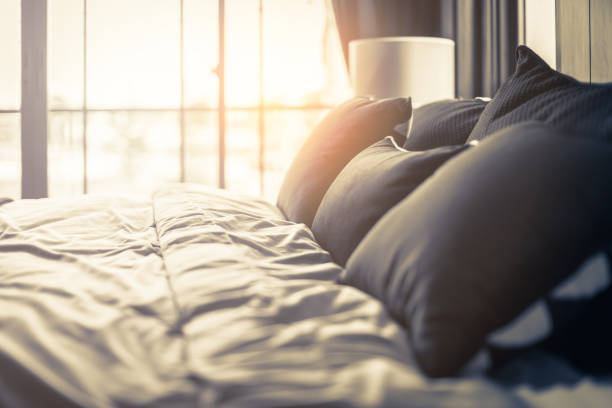 łóżko pokojówka-up z czystymi białymi poduszkami i prześcieradłami w pięknej sypialni. zbliżenie. tło wewnętrzne - hotel suite zdjęcia i obrazy z banku zdjęć