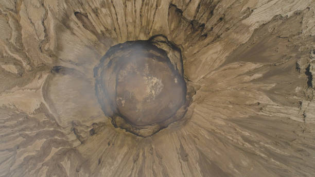 berglandschaft mit einem aktiven vulkan - bromo crater stock-fotos und bilder
