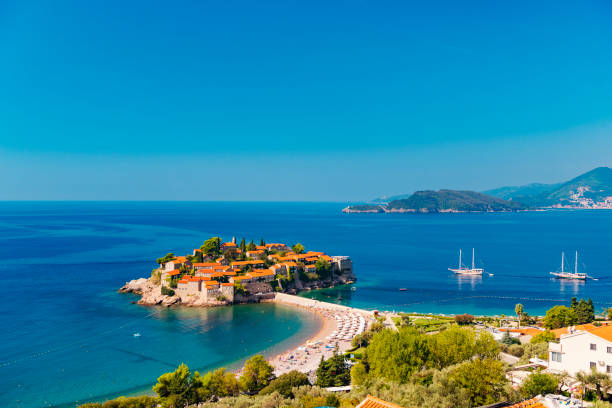 cielo sulla terra - sveti stefan, montenegro - budva foto e immagini stock