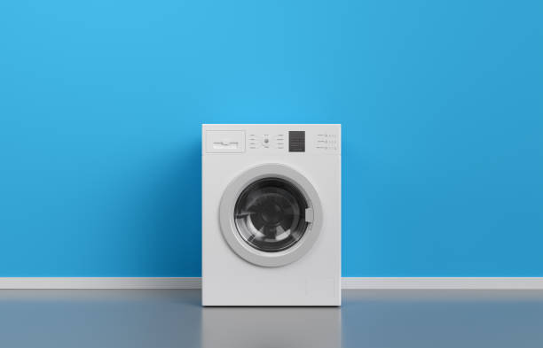 waschmaschine beim blauen wand, frontalansicht mit textfreiraum, 3d-rendering (allgemeine design und beschriftungen) - waschmaschine stock-fotos und bilder
