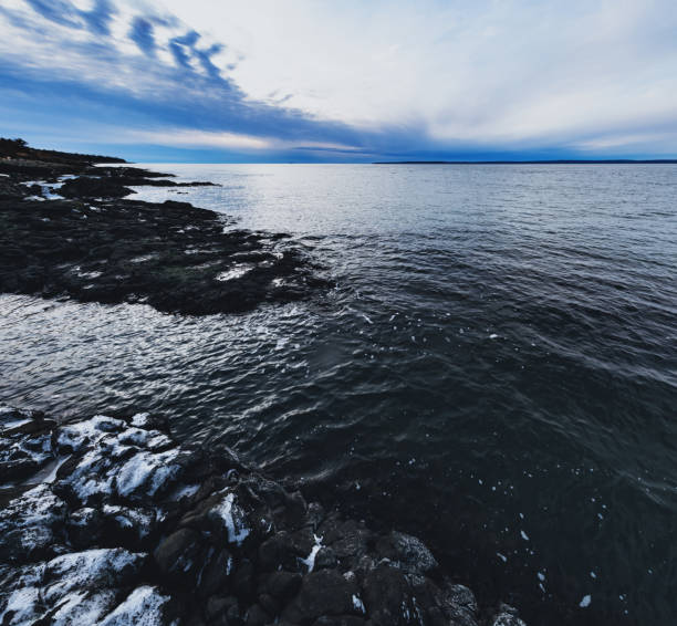 펀 디만 해안선 - nova scotia bay of fundy bay horizon over water 뉴스 사진 이미지