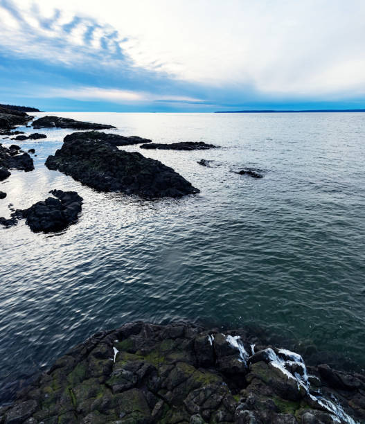 펀 디만 해안선 - nova scotia bay of fundy bay horizon over water 뉴스 사진 이미지