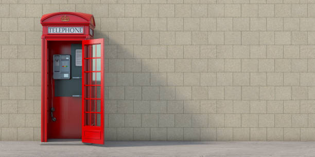 rote telefonzelle mit hängenden receiver auf wand hintergrund. london, britischen und englischen symbol. anonym anrufen-konzept. - telephone cabin london england telephone booth stock-fotos und bilder
