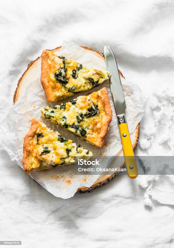 Espinaca, puerro, pollo, tarta de queso sobre fondo claro, vista superior - Foto de stock de Quiche libre de derechos