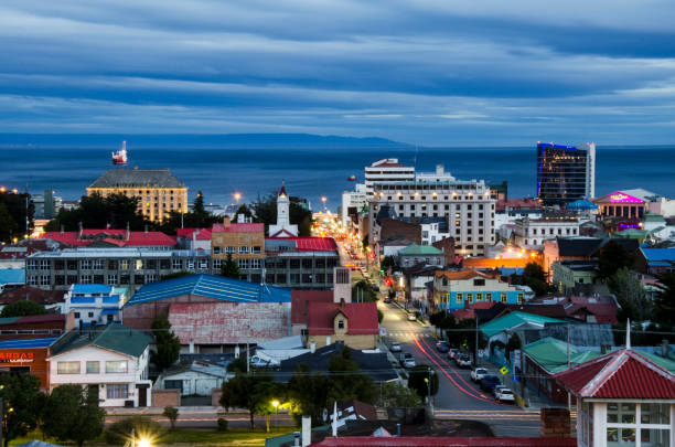 punta arenas in chile bei sonnenuntergang - magallanes y antartica chilena region stock-fotos und bilder