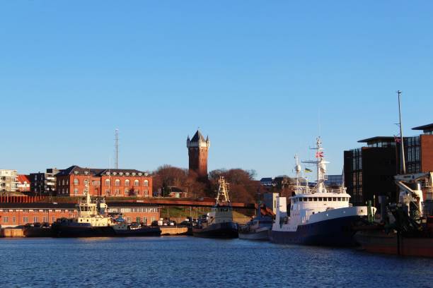 blick auf den hafen von esbjerg, historischer wasserturm im hintergrund, jütland, dänemark - esbjerg stock-fotos und bilder