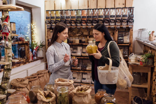 женщина пахнущие свежими специями в банке в нулевом складе отходов. - organic spices стоковые фото и изображения