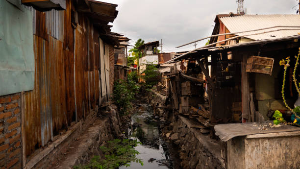 tugurios en asia con el canal - slum living fotos fotografías e imágenes de stock