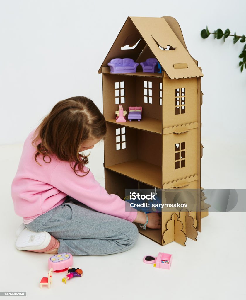 Cô Gái Hạnh Phúc Chơi Với Ngôi Nhà Búp Bê Bằng Bìa Cứng Đứa Trẻ ...