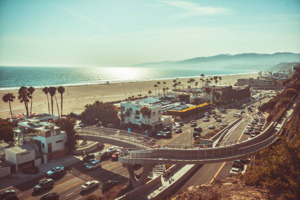 サンタ モニカー モノクロ ビンテージ トーンの夕日 - santa monica city of los angeles beach los angeles county ストックフォトと画像