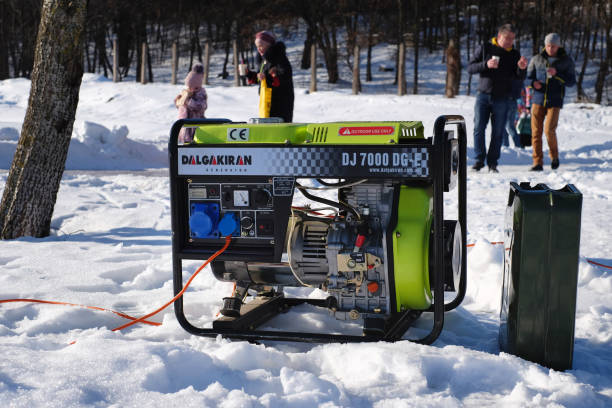 tragbare stromerzeuger in den kalten wintermonaten ausgeführt. - 12v stock-fotos und bilder