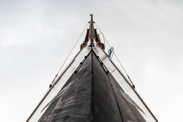 bow of a wooden sail boat - yacht luxury front view ships bow imagens e fotografias de stock