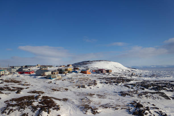 apex - présent tourné - île de baffin photos et images de collection