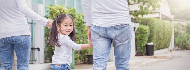 portret małej uroczej azjatyckiej dziewczyny trzymającej ojca matki w parku. - asian ethnicity male park men zdjęcia i obrazy z banku zdjęć