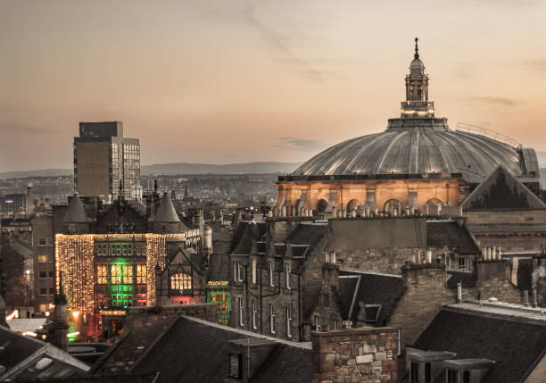 vista della cupola di mcewan hall e della teviot house, a edimburgo, dal tetto. luci di natale - ewan foto e immagini stock