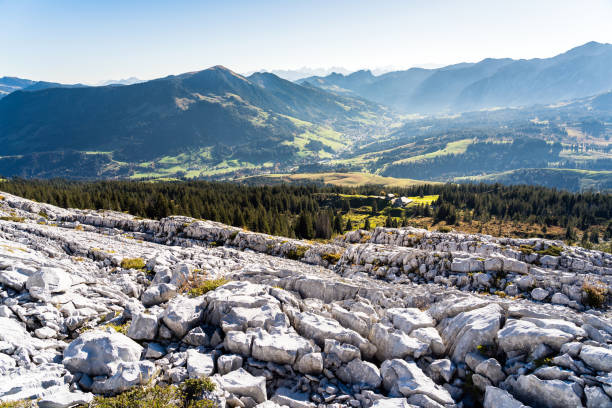 schrattenfluh mit blick richtung sörenberg, luzern, schweiz - emme valley - fotografias e filmes do acervo