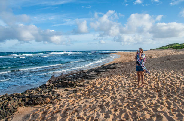 случайный пляжный фотограф кауаи - mahaulepu beach стоковые фото и изображения