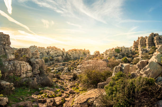 el torcal de antequera a malaga, spagna. vista delle formazioni rocciose in un bellissimo tramonto. paesaggio preistorico insolito. - mago national park foto e immagini stock