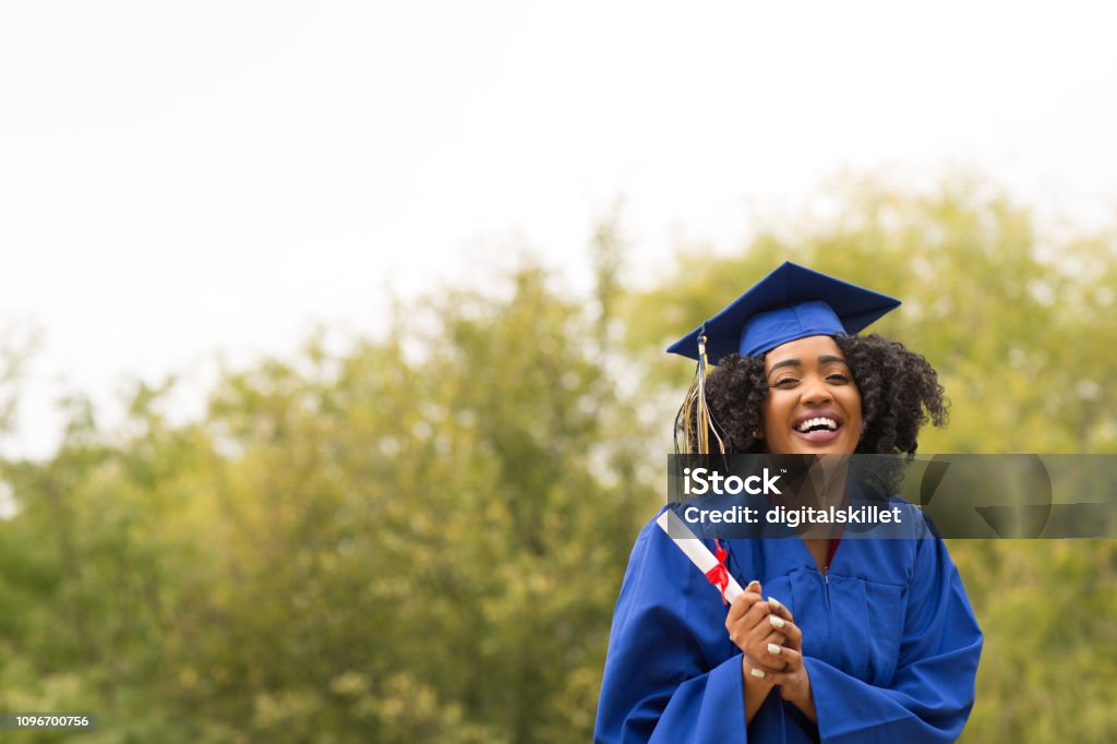 Portriat d’une jeune femme afro-américaine à l’obtention du diplôme. - Photo de Remise de diplôme libre de droits