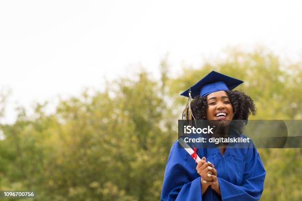 Photo libre de droit de Portriat Dune Jeune Femme Afroaméricaine À Lobtention Du Diplôme banque d'images et plus d'images libres de droit de Remise de diplôme