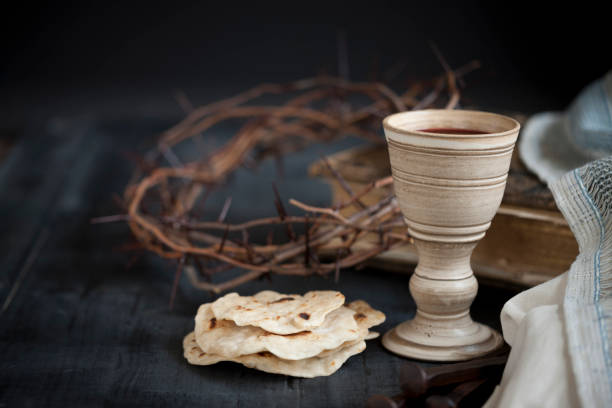 pâques jésus couronne d’épines, du vin et du pain sans levain sur fond de bois vieux - unleavened bread photos et images de collection