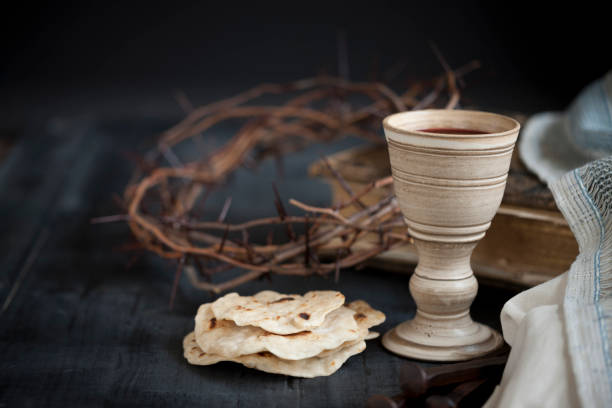 пасха иисус корона шипов, вина и неоданного хлеба на старом фоне древесины - unleavened bread стоковые фото и изображения