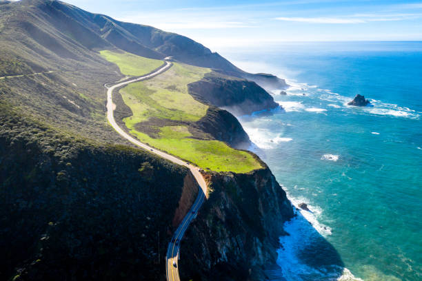 highway 1 kalifornien usa raod am meer, hügeln und feldern umgeben das bild - california highway 1 stock-fotos und bilder