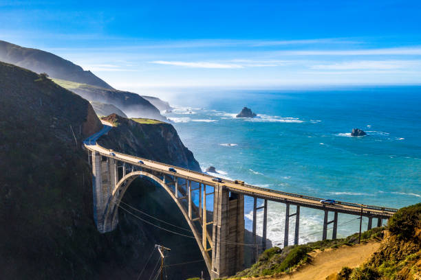 colpo drone ca-1 big sur bridge california ocean road - autostrada a due corsie foto e immagini stock