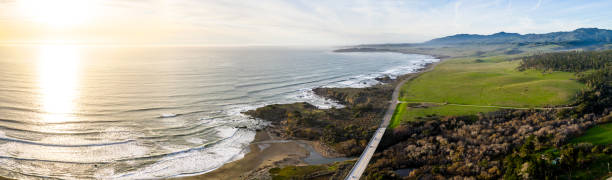 coast road trip highway 1 california state route san simeon antenne - san simeon stock-fotos und bilder