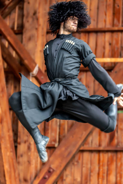 bailarina de georgia en traje típico - georgiano estilo fotografías e imágenes de stock