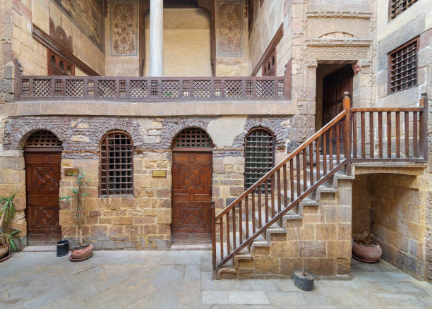 cortile dello storico edificio beit el set waseela (waseela hanem house), situato nel distretto di darb al-ahmar, vecchio cairo, egitto - courtyard arch arabic style cairo foto e immagini stock